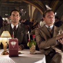 Tobey Maguire e Leonardo DiCaprio in una scena di The Great Gatsby