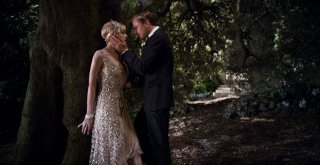 Il Grande Gatsby: Carey Mulligan e Leonardo DiCaprio in un'appassionata scena del film