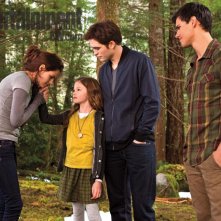 Robert Pattinson, Kristen Stewart, Mackenzie Foy e Taylor Lautner in una scena di Twilight Saga: Breaking Dawn - Parte 2