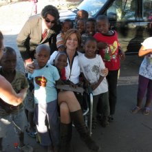 Il console italiano: Giuliana De Sio e Luca Lionello sul set del film insieme a tanti bimbi sorridenti