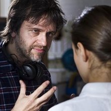 Il regista Juan Carlos Fresnadillo sul set del film insieme alla giovane Ella Purnell (di spalle)