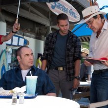 Le belve: John Travolta insieme a Taylor Kitsch sul set del film insieme al regista Oliver Stone