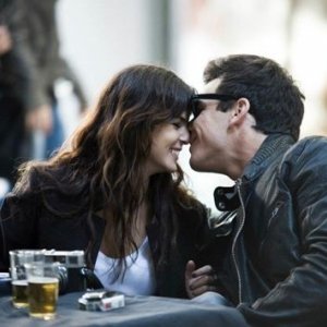 Mario Casas con Clara Lago nel film Tengo ganas de ti