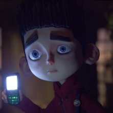 ParaNorman: Norman cerca di farsi luce con il telefono in una scena del film