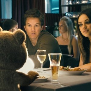 Ted: Mark Wahlberg e Mila Kunis a cena con il loro amico di pelouche