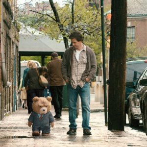 Ted: Mark Wahlberg insieme al suo amico di pelouche a passeggio per la città