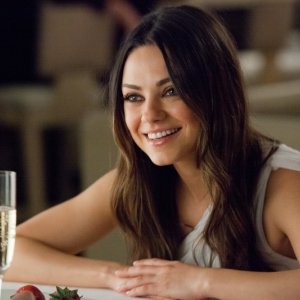 Ted: Mila Kunis sorride in una scena del film