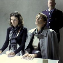 Cronaca di un Assurdo Normale: Chiara Ricci e Bianca Toso in una scena