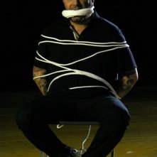 Cronaca di un Assurdo Normale: Stefano Calvagna legato ed imbavagliato in una scena