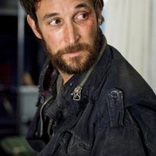 Falling Skies: Noah Wyle è Tom Mason nell'episodio Shall We Gather at the River