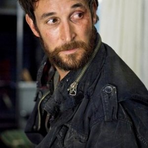 Falling Skies: Noah Wyle è Tom Mason nell'episodio Shall We Gather at the River