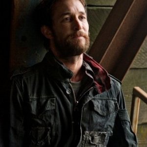 Falling Skies: Noah Wyle in un'immagine dell'episodio Shall We Gather at the River