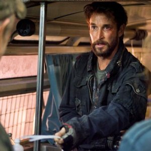 Falling Skies: Noah Wyle in una scena dell'episodio Shall We Gather at the River