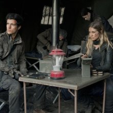 Falling Skies: Sarah Carter e Drew Roy nell'episodio Worlds Apart
