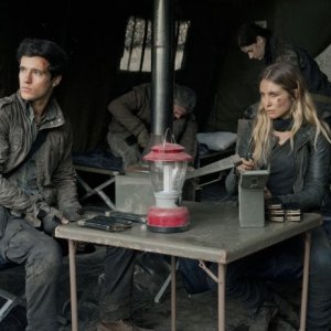 Falling Skies: Sarah Carter e Drew Roy nell'episodio Worlds Apart