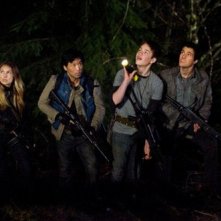 Falling Skies: Sarah Carter, Peter Shinkoda, Connor Jessup e Drew Roy nell'episodio Shall We Gather at the River
