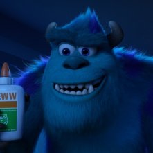 Monsters University: il peloso amico Sulley alle prese con la colla in una scena del film