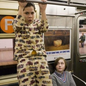 Lo spaventapassere: Kevin Hernandez si fa i muscoli in metropolitana insieme a Max Records