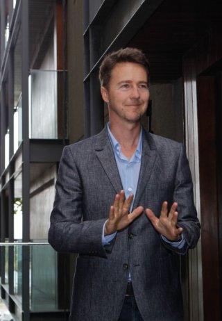 The Bourne Legacy: Edward Norton gesticola coi giornalisti durante il photocall della premiere brasiliana