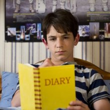 Diario di una schiappa 3 - Vita da cani: Zachary Gordon in una scena del film alle prese sol suo 'celebre' diario