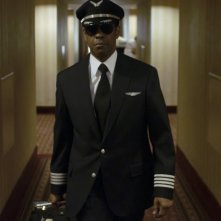Flight: il protagonista del thriller Denzel Washington in una scena del film diretto da Robert Zemeckis