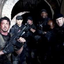 I mercenari 2: Sylvester Stallone, Jet Li, Randy Couture, Jason Statham e Terry Crews in una scena del film