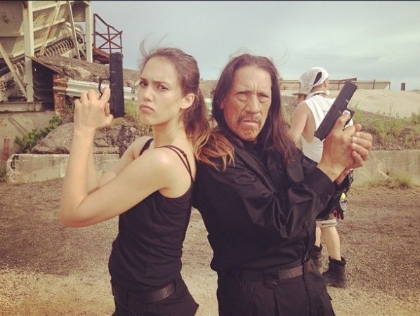 Jessica Alba E Danny Trejo In Posa Con Le Pistole Sul Set Di Machete Kills 243924