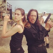 Jessica Alba e Danny Trejo in posa con le pistole sul set di Machete Kills