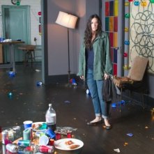 LOL - Pazza del mio migliore amico: Demi Moore torna a casa e trova i residui della baldoria in una scena del film