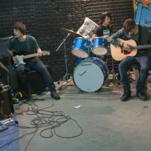 LOL - Pazza del mio migliore amico: Douglas Booth insieme a George Finn in una scena del film