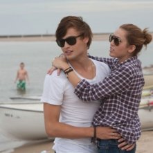 LOL - Pazza del mio migliore amico: Miley Cyrus abbraccia Douglas Booth in una scena
