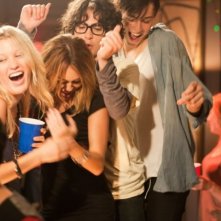 LOL - Pazza del mio migliore amico: Miley Cyrus, Douglas Booth, Adam G. Sevani e Ashley Hinshaw ballano in una scena del film