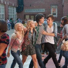 LOL - Pazza del mio migliore amico: Miley Cyrus, Douglas Booth, George Finn e Ashley Hinshaw in una scena del film