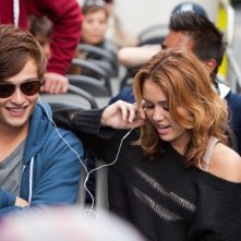 LOL - Pazza del mio migliore amico: Miley Cyrus e Douglas Booth in una scena