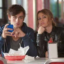 LOL - Pazza del mio migliore amico: Miley Cyrus insieme a Douglas Booth in una scena
