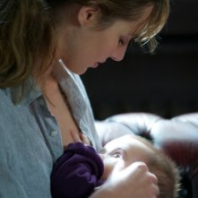 Louise Bourgoin allatta il suo bambino in una scena di Travolti dalla cicogna