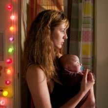 Louise Bourgoin con il suo bambino in una scena di Travolti dalla cicogna