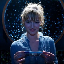 Louise Bourgoin con in mano il suo test di gravidanza in una scena di Travolti dalla cicogna