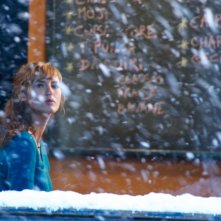 Louise Bourgoin in una malinconica scena di Travolti dalla cicogna