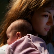 Louise Bourgoin in una tenera scena di Travolti dalla cicogna