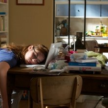 Travolti dalla cicogna: Louise Bourgoin addormentata sul computer dopo una notte insonne