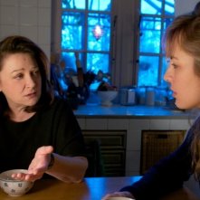 Travolti dalla cicogna: Louise Bourgoin e Josiane Balasko in una scena