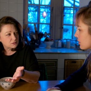 Travolti dalla cicogna: Louise Bourgoin e Josiane Balasko in una scena