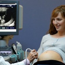 Travolti dalla cicogna: Louise Bourgoin e Pio Marmaï assistono alla prima ecografia in una scena del film