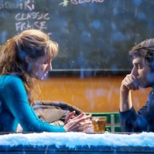 Travolti dalla cicogna: Louise Bourgoin e Pio Marmaï parlano in un locale mentre fuori nevica