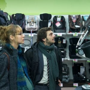 Travolti dalla cicogna: Louise Bourgoin e Pio Marmaï scelgono il passeggino in una scena