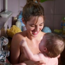 Travolti dalla cicogna: Louise Bourgoin fa il bagno col suo piccolo in una tenera scena del film