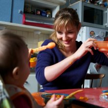 Travolti dalla cicogna: Louise Bourgoin sorride al suo piccolo in una tenera scena del film