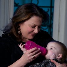 Travolti dalla cicogna: 'nonna' Josiane Balasko in una tenera scena del film