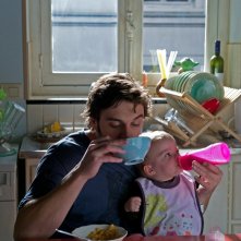 Travolti dalla cicogna: Pio Marmaï fa colazione insieme al piccolo in una curiosa scena del film